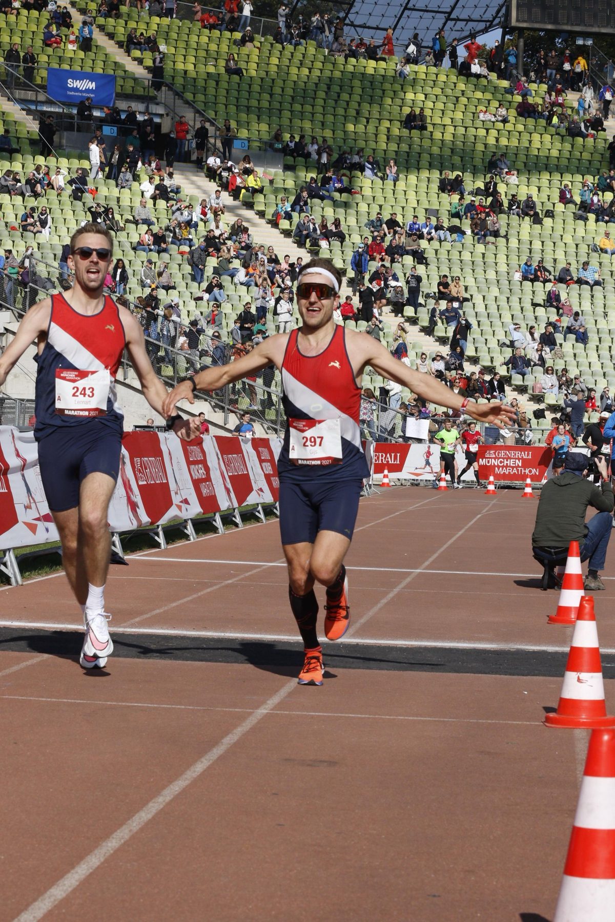 Lennart and Gijs running onto the track at the finish of the Munich Marathon